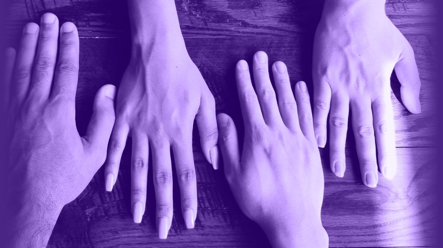 La imagene representa la igualdad mediante cuatro manos de diferentes personas